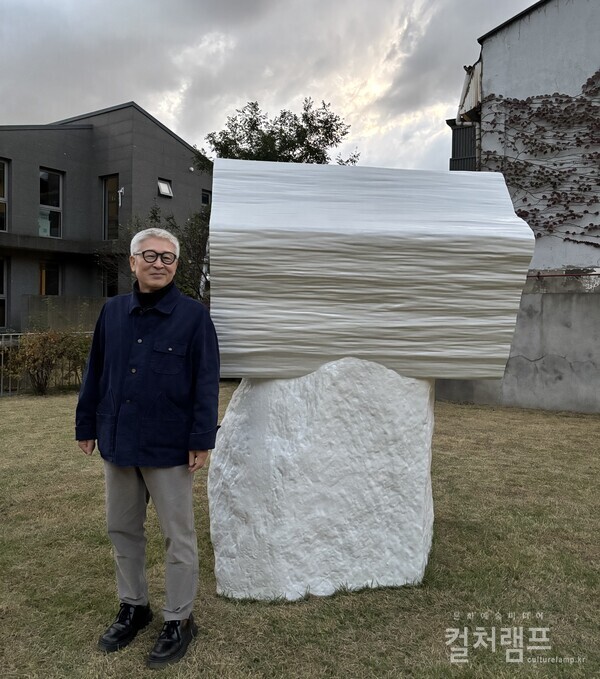 조각가 정현의 예술적 궤적과 새로운 전환, 《그의 겹쳐진 순간들