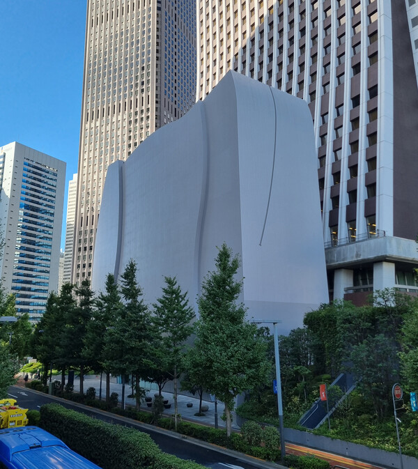 신주쿠의 손포 재팬 본사 옆에 신축된 SOMPO 미술관 건물 전경 (촬영: 안태연)