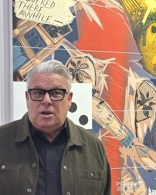 리만머핀 서울에서 개인전을 갖는 미국 화가 래리 피트먼이 자신의 작품 '카프리초스' 속의 시각적 병치에 대해 설명하고 있다. (사진 함혜리)