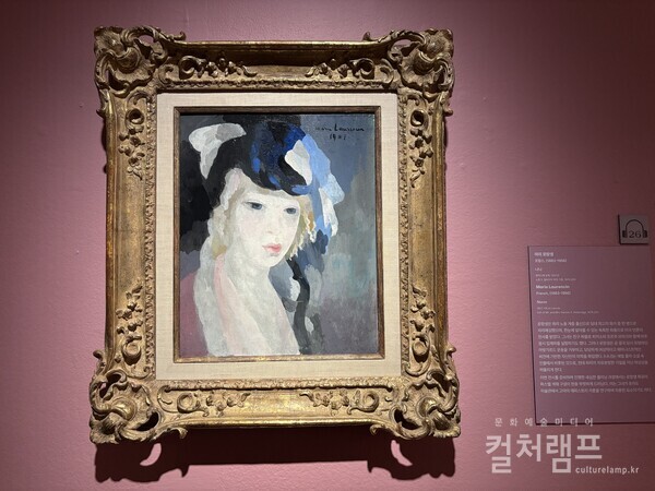 《르네상스에서 인상주의까지: 샌디에이고 미술관 특별전》 전시 전경. 마리 로랑생의 작품  '나나' (1927)