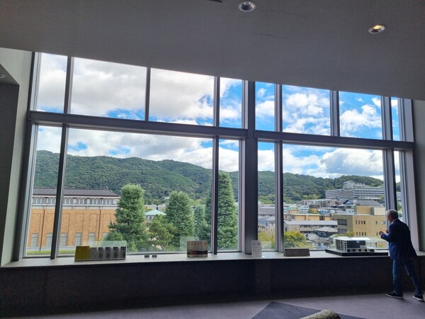 교토국립근대미술관 4층 라운지 전경 (안태연 촬영)