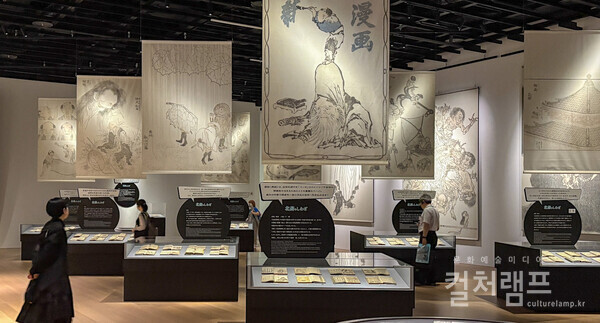 ​크리에이티브 뮤지엄 도쿄에서 11월 30일까지 열리는 전시회 《전부 호쿠사이의 짓이었습니다(ぜぶ北斎のしわざでした展)》전시 전경​