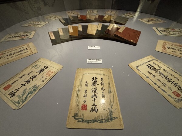 크리에이티브 뮤지엄 도쿄에서 11월 30일까지 열리는 전시회 《전부 호쿠사이의 짓이었습니다(ぜぶ北斎のしわざでした展)》전시 전경