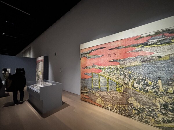 크리에이티브 뮤지엄 도쿄에서 11월 30일까지 열리는 전시회 《전부 호쿠사이의 짓이었습니다(ぜぶ北斎のしわざでした展)》전시 전경