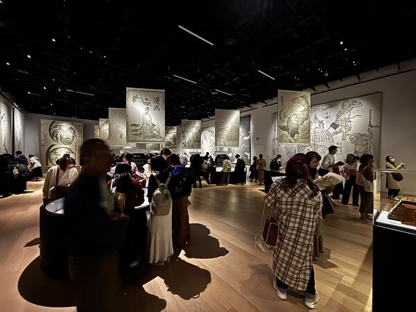 크리에이티브 뮤지엄 도쿄에서 11월 30일까지 열리는 전시회 《전부 호쿠사이의 짓이었습니다(ぜぶ北斎のしわざでした展)》전시 전경