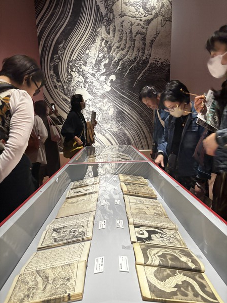 크리에이티브 뮤지엄 도쿄에서 11월 30일까지 열리는 전시회 《전부 호쿠사이의 짓이었습니다(ぜぶ北斎のしわざでした展)》전시 전경