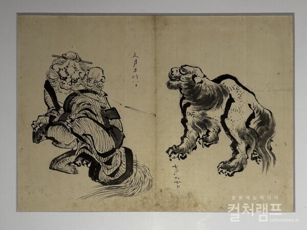 크리에이티브 뮤지엄 도쿄(Creative Museum Tokyo)에서 11월 30일까지 열리는 전시회 《전부 호쿠사이의 짓이었습니다(ぜぶ北斎のしわざでした展)》에 공개된  호쿠사이의  작품.  나날이 새롭게 마귀를 없애는 그림이라는 뜻의 '일신제마도(日新除魔図)'라는 제목을 붙였다.