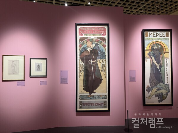 한국-체코 수교 35주년을 기념해 특별전 《알폰스 무하: 빛과 꿈》 전시전경. 알폰스 무하가 전설적인 여배우 사라 베르나르를 위해 제작한 포스터와 의상 디자인  (사진 함혜리)