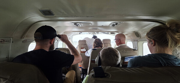 경비행기내부, 15인승. 몸에 직접 닿는 아찔함에 정신이 번쩍든다.