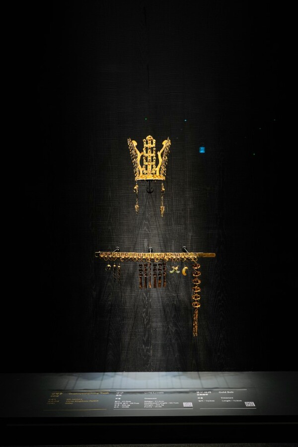 금방울이 달려있는 금령총 금관과 금 허리띠 (국립경주박물관 제공)