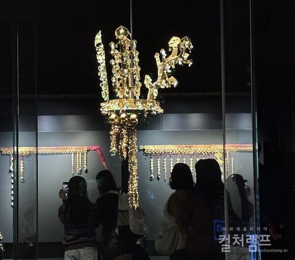 국립경주박물관에서 열리는  특별전 《신라금관, 권력과 위신》 전시전경  (사진 함혜리)