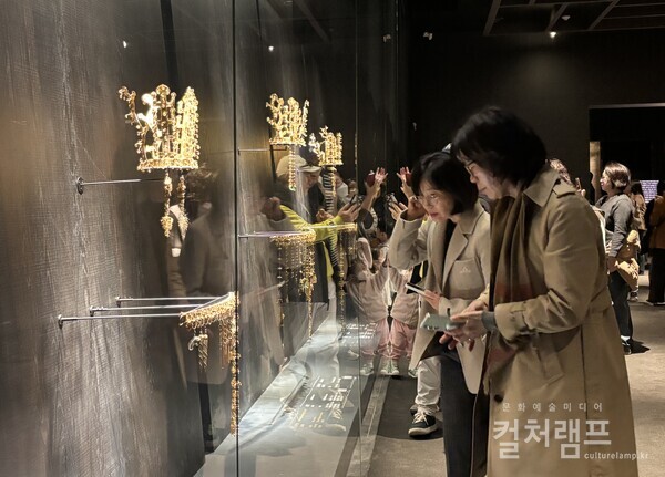 국립경주박물관에서 열리는  특별전 《신라금관, 권력과 위신》 전시전경  (사진 함혜리)