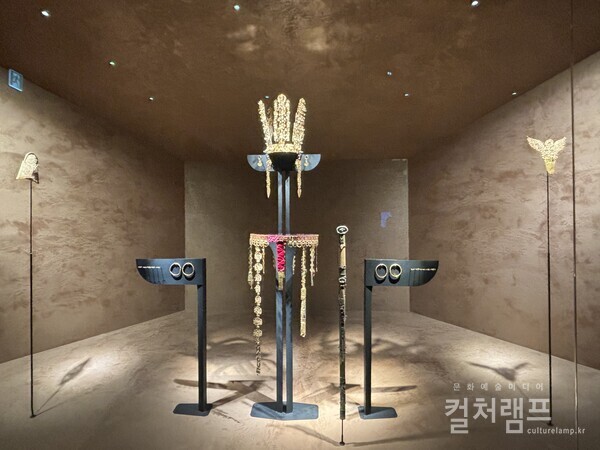 국립경주박물관에서 열리는 특별전 《신라금관, 권력과 위신》 전시전경. 천마총 금관과 금제 장신구들.  (사진 함혜리)