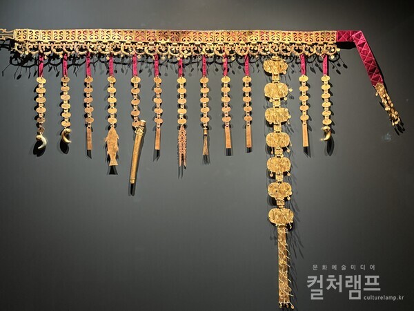 국립경주박물관에서 열리고 있는  특별전《신라 금관, 권력과 위신 Silla Gold Crowns: Power and Prestige》 전시에 소개된 황남대총 북분의 금허리띠. (사진 함혜리)