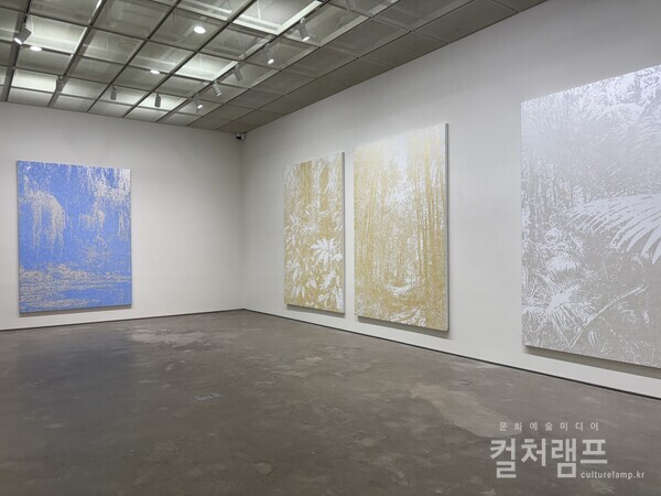 ​리안갤러리 서울에서 열리는 신경철 개인전 'Light Between Air' 전시전경 (사진 함혜리)​