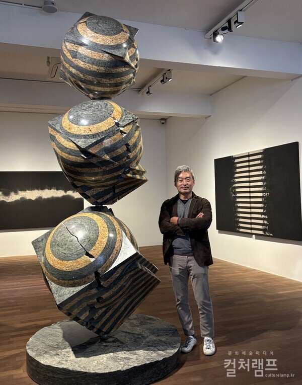 이탈리아를 중심으로 유럽에서 맹활약 중인 조각가 박은선이 서울 평창동 가나아트센터에서 열리는 개인전 '치유의 공간'에 전시된 '생성·진화' 작품과 함께 포즈를 취하고 있다. (사진 함혜리)