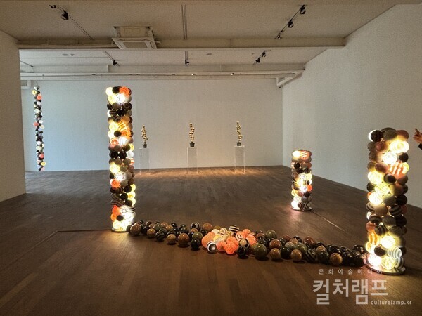 서울 평창동 가나아트센터에서 열리는 박은선 개인전 '치유의 공간'에 전시된 ' 'Colonna Infinita- Diffusione(무한 기둥- 확산)' (사진 함혜리)