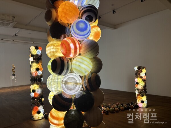 서울 평창동 가나아트센터에서 열리는 박은선 개인전 '치유의 공간'에 전시된 ' 'Colonna Infinita- Diffusione(무한 기둥- 확산)' (사진 함혜리)