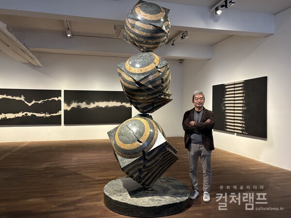 서울 평창동 가나아트센터에서 열리는 박은선 개인전 '치유의 공간' 전시장 1층에서 작가 박은선. (사진 함혜리)