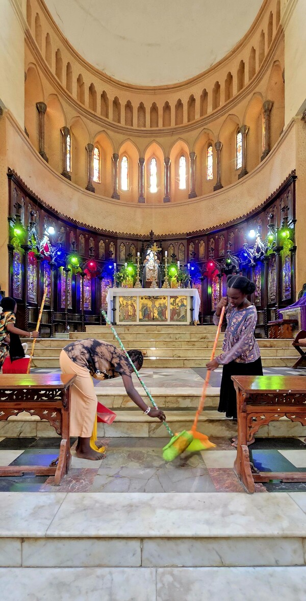 02 (13) 노예무역을 금지하면서 상징적으로 만든 성공회성당과 제단, 노예경매가 이루어진 그 자리에 제단이 세워졌다. 잘 위로하는 느낌보다 덮어서 없앴다는 느낌이 강하다.