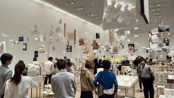 전시장에서 처음으로 마주하는 공간인 ‘사유의 숲(Forest of Thoughts)’은 일상의 사소한 사물이 큰 영감으로 발전할 수 있음을 일깨워준다. 사진: 정진권.