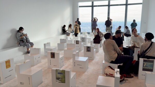 마치 한적한 공원 같은 이 공간은 관람객을 배려하면서도 전시 분위기를 방해하지 않는다. 사진: 정진권.