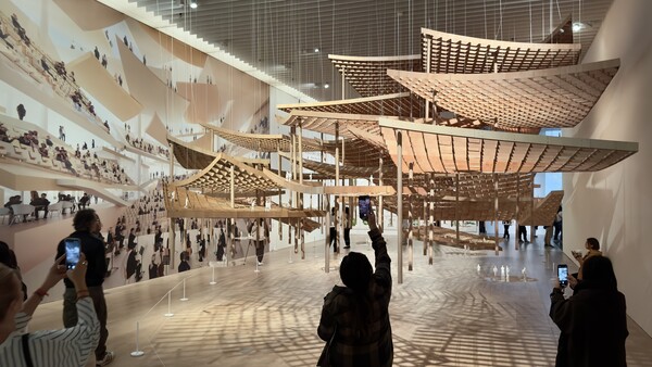 건축이 무엇인지 어느 방향으로 나아가야 하는지, 건축을 넘어 거주의 문제로 확장하여 고뇌하는 그의 모습이 모형으로부터 느껴진다. 사진: 정진권.