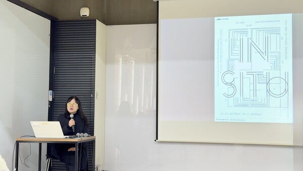 이번 전시를 기획한 신보슬 예술창작실 프로그램 디렉터가 전시에 대해서 설명하고 있다. 사진: 정진권.
