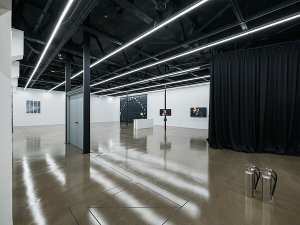 입주 작가였던 1기 작가들의 작품을 볼 수 있는 1층 공간. 제공: 한국문화예술위원회.