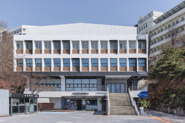 ​입면 디자인과 광장 연계 (사진 tqtq Studio / 지오아키텍처 제공)​