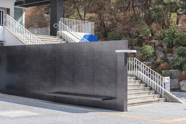 Communicative Wall로 재정의된 광장 경계 ( 사진 tqtq Studio)