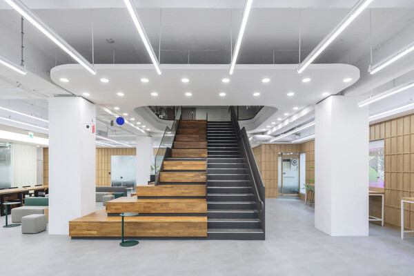 개방형 라운지로 전환된 학생회관 (사진 tqtq studio)