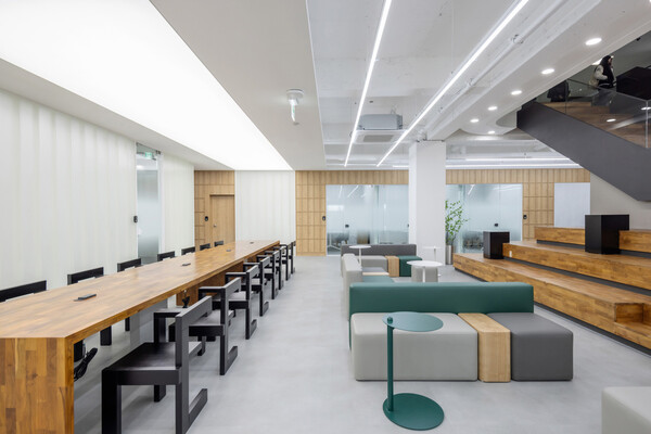 스테어라운지와 빅테이블 (사진 tqtq Studio)