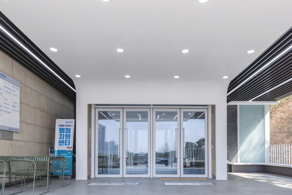 테라스 천정에는 금속 루버와 조명을 설치하여 어둡고 칙칙했던기존의 공간을 밝은 분위기로 조성했다. 또한 초록색의 야외 가구를 설치하여 학생들이 야외에서도쉴 수 있는 공간을 조성했다. (사진 tqtq studio)