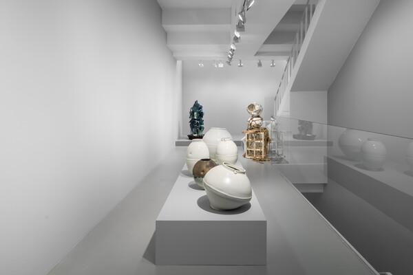 이헌정, 김주리, 김대운 단체전 《Irreverent Forms》 설치전경, 글래드스톤, 서울, 2025© Hun-Chung Lee, Juree Kim, Dan KimCourtesy of the artists and Gladstone사진: 전병철