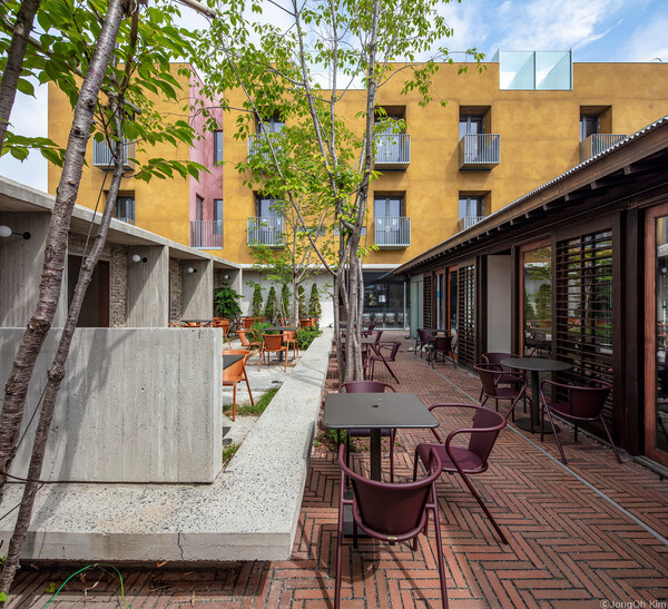 프로젝트 리터닝 군산은 시간의 층위를 재져와 공간을 살리되 새로운 조합으로 제 3의 공간을 만들었다. 파라디소 90을 중심으로 하는  '그라운드T (사진 김종오/ 이손건축 건축사사무소 제공)