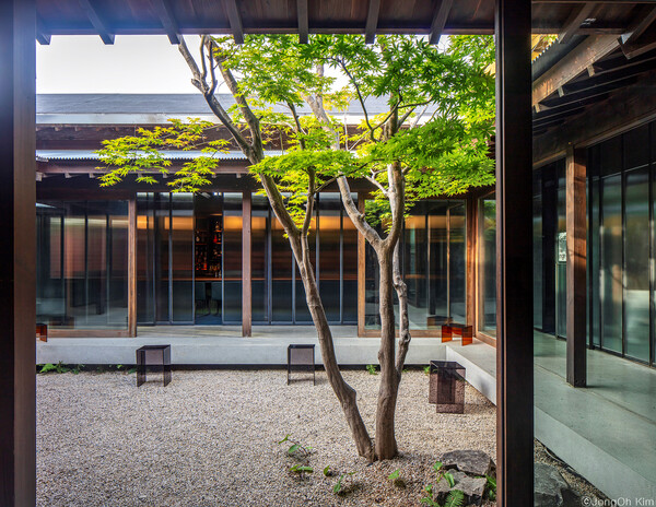 프로젝트 리터닝 군산은 시간의 층위를 재져와 공간을 살리되 새로운 조합으로 제 3의 공간을 만들었다. 파라디소 90을 중심으로 하는 중정을 중심으로 하는  '그라운드 ㅁ' (사진 김종오/ 이손건축 건축사사무소 제공)