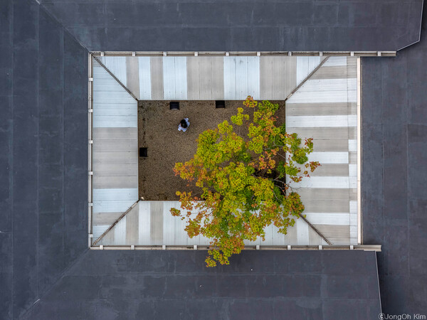 ​프로젝트 리터닝 군산은 시간의 층위를 재져와 공간을 살리되 새로운 조합으로 제 3의 공간을 만들었다. 파라디소 90을 중심으로 하는 '그라운드 ㅁ'. 지붕은 실용적이고 평면성을 살릴 수 있도록 아스팔트롤을 사용했다.  (사진 김종오/ 이손건축 건축사사무소 제공)​