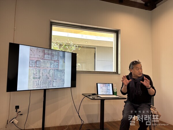 일제시대 창고건물이었던  다목적 공간에서 손진 소장이 '프로젝트 리터닝 군산'에 대해 설명하고 있다. (사진 함혜리)
