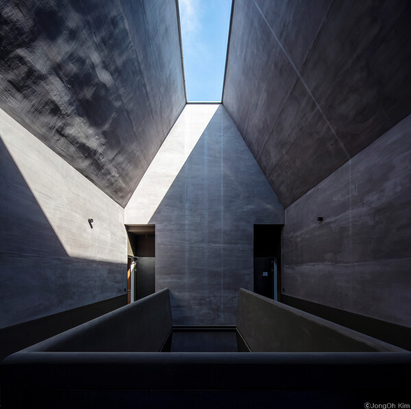 호텔의  아트리움은 8mⅹ1.2m 크기의 장방형 천창을 통해 자연광,눈, 비 등 자연의 여러 현상이 ‘재현’되는 외부 공간이다.( 사진 김종오 / 이손건축 건축사사무소 제공)