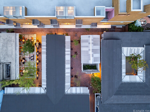 그라운드는 재즈 클럽이 접한 ㅁ자 형식의 중정형 공간(그라운드 ㅁ), 그리고 T자 형식의 파라디소 90을 주로하는 열린 공간( 그라운드 T)으로 구성된다.  (사진 김종오/ 이손건축 건축사사무소 제공)