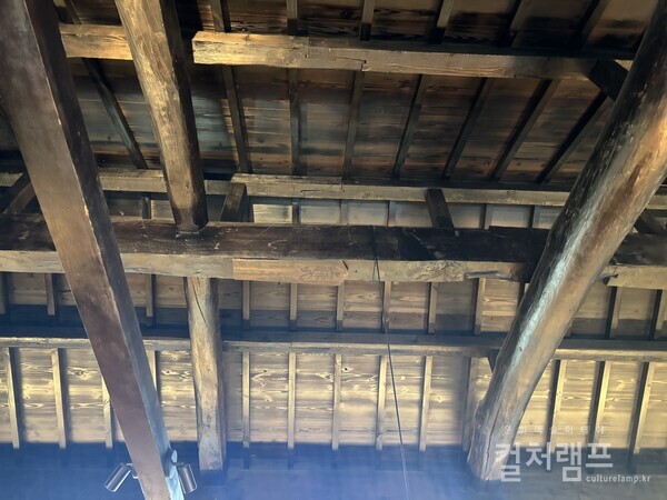 내부의 철거를 이행한 결과 일본식 민가의 속 구조가 드러났고 상량판에는 1922년 이라 쓰여 있었다. 노화한 목재들은 해체해 부재를 갈아끼우고 재조립했다. (사진 함혜리 )