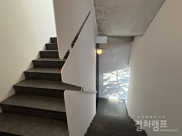 호텔 계단 공간 ( 사진 함혜리)