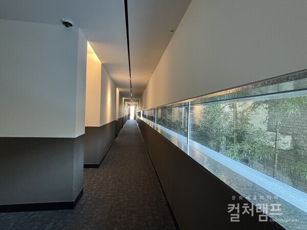 긴 가로창이 설치된 호텔 복도 (사진 함혜리)