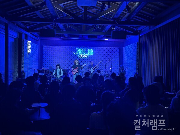 11월 주말 저녁 재즈클럽 무디에서 재즈공연이 진행되고 있다. (사진 함혜리)