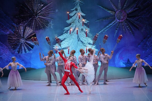2막 디베르티스망 . 스페인, 중국, 러시아, 프랑스, 인도인형의 춤. (국립발레단 제공)
