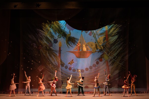 국립발레단의 호두까기인형 중 2막 디베르티스망. 스페인, 중국, 러시아, 프랑스, 인도인형의 춤 (국립발레단 제공)