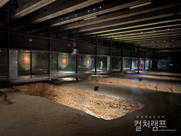 한경제와 황후의 합장릉인 한양릉  발굴 현장에 만들어진 지하박물관 전경. 유리판 위를 걸어다니며 부장갱의 생생한 발굴 모습을 볼 수 있다. (사진 함혜리)