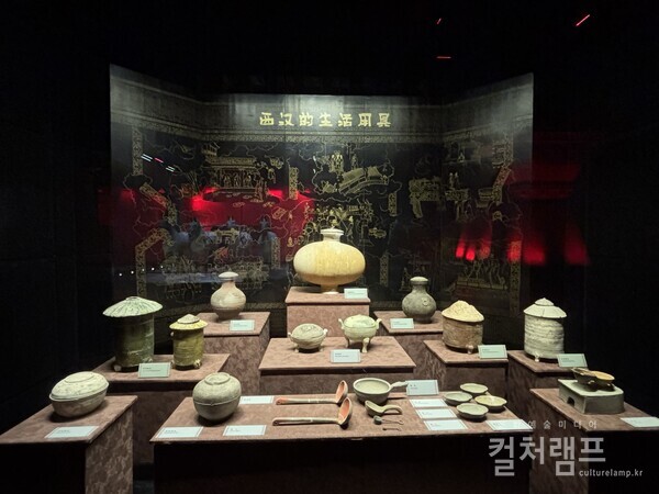 한양릉 갱도유적에서 발견된  도기들. (사진 함혜리)