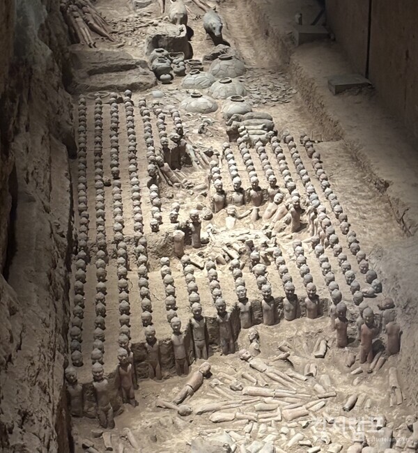 한양릉 갱도에서는 1/3 크기의 나체 도용. 인물 도자기에는 나무도 된 팔이 끼워져 있고 옷이 입혀져 있었으나 세월이 흘러 삭아 없어지고 팔이 없는 몸체로 발굴됐다. (사진 함혜리)